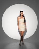 Model îmbrăcat în costum din bumbac cu betelie și micropaiete, mărimea S