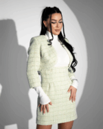 Model îmbrăcat în costum verde boucle cu rochie și bolero, mărimea S