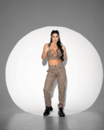 Pantaloni damă oversize din stofă cu dungi, modelul poartă mărimea S