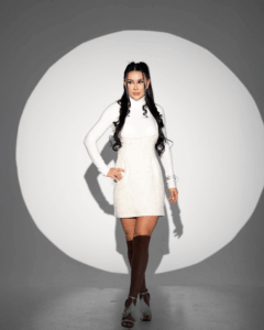 Rochie din bucle ivoire cu micropaiete, decolteu cu mărgele, modelul poartă mărimea S