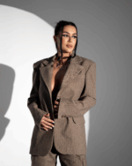 Model îmbrăcat în sacou oversize cu croi modern și material moale, mărimea S