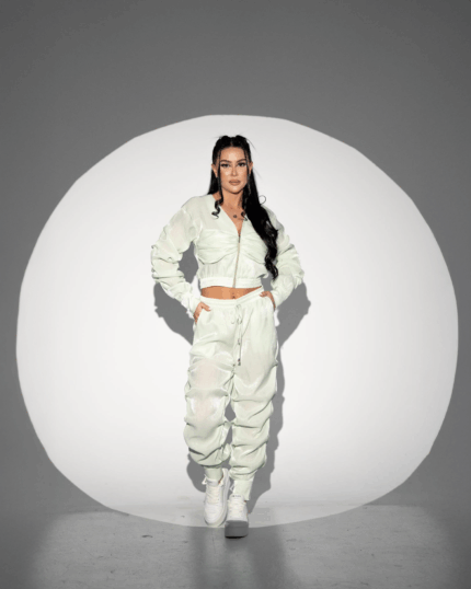 Trening de vară din mătase lucioasă, bluză cu fermoar și pantaloni bufanți, modelul poartă mărimea S